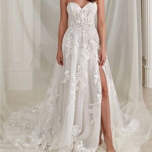 Elegant Justin Alexander Ivory Lace Wedding Dress